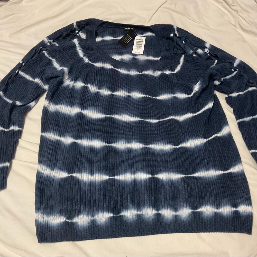 Torrid Navy Blue and White Tie-Dye Women's Sweater
Tie insert on sleeves